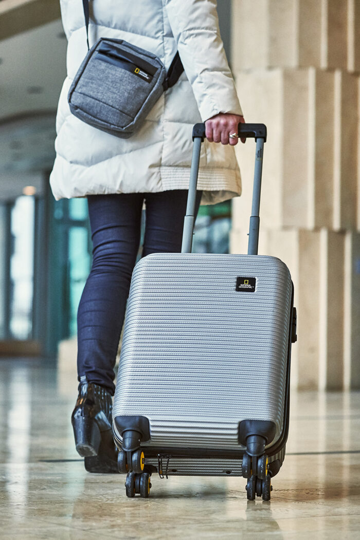 Mała walizka srebrna (NG - Abroad)